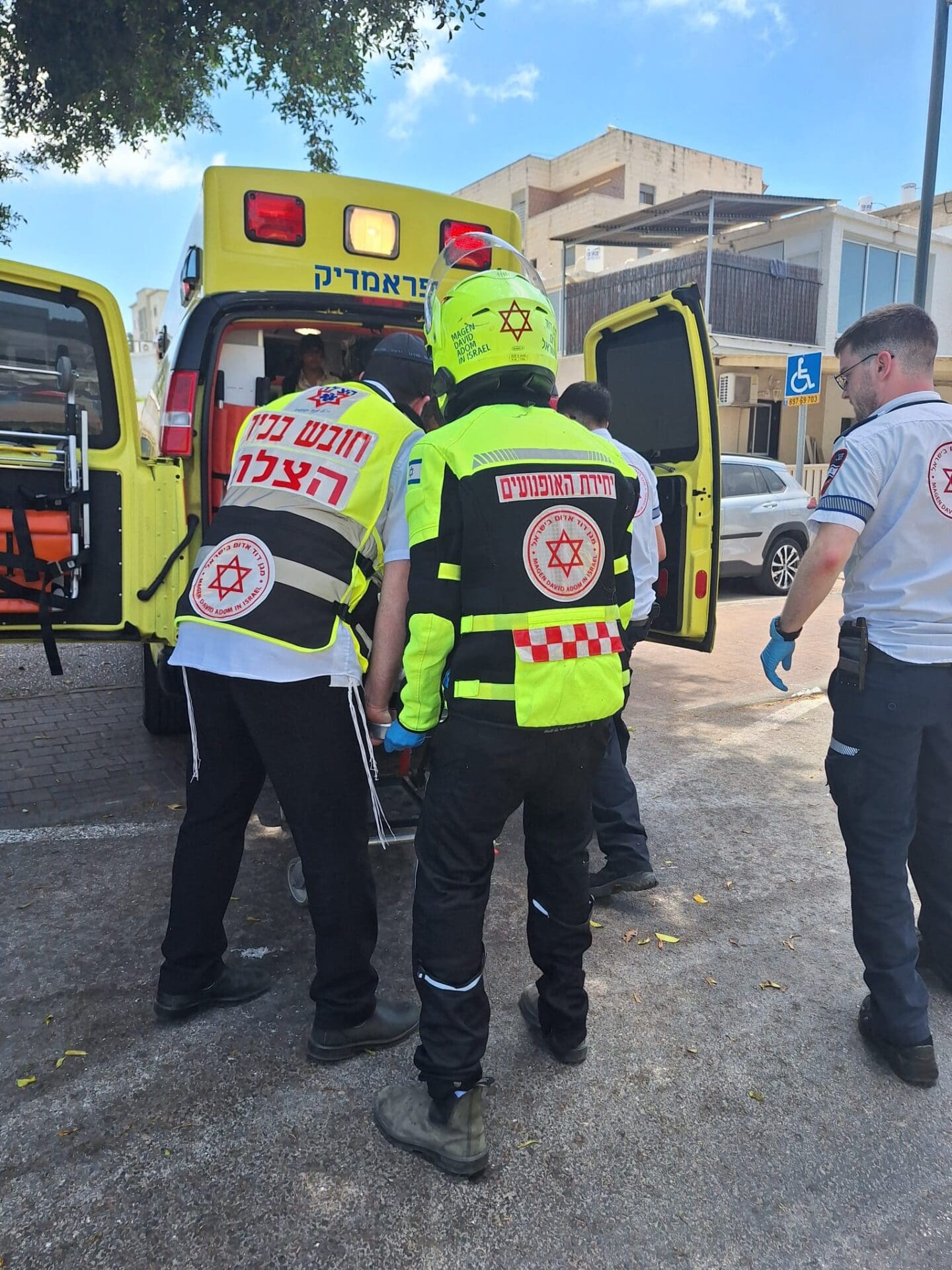 פועל פונה במצב בינוני לאחר שנפל מגובה במהלך גיזום עצים (צילום: ארגון הצלה)