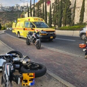 רוכב אופנוע נפצע קשה בתאונה עצמית בדרך פרויד בחיפה 21/6/26 (צילום: תיעוד מבצעי מד״א)