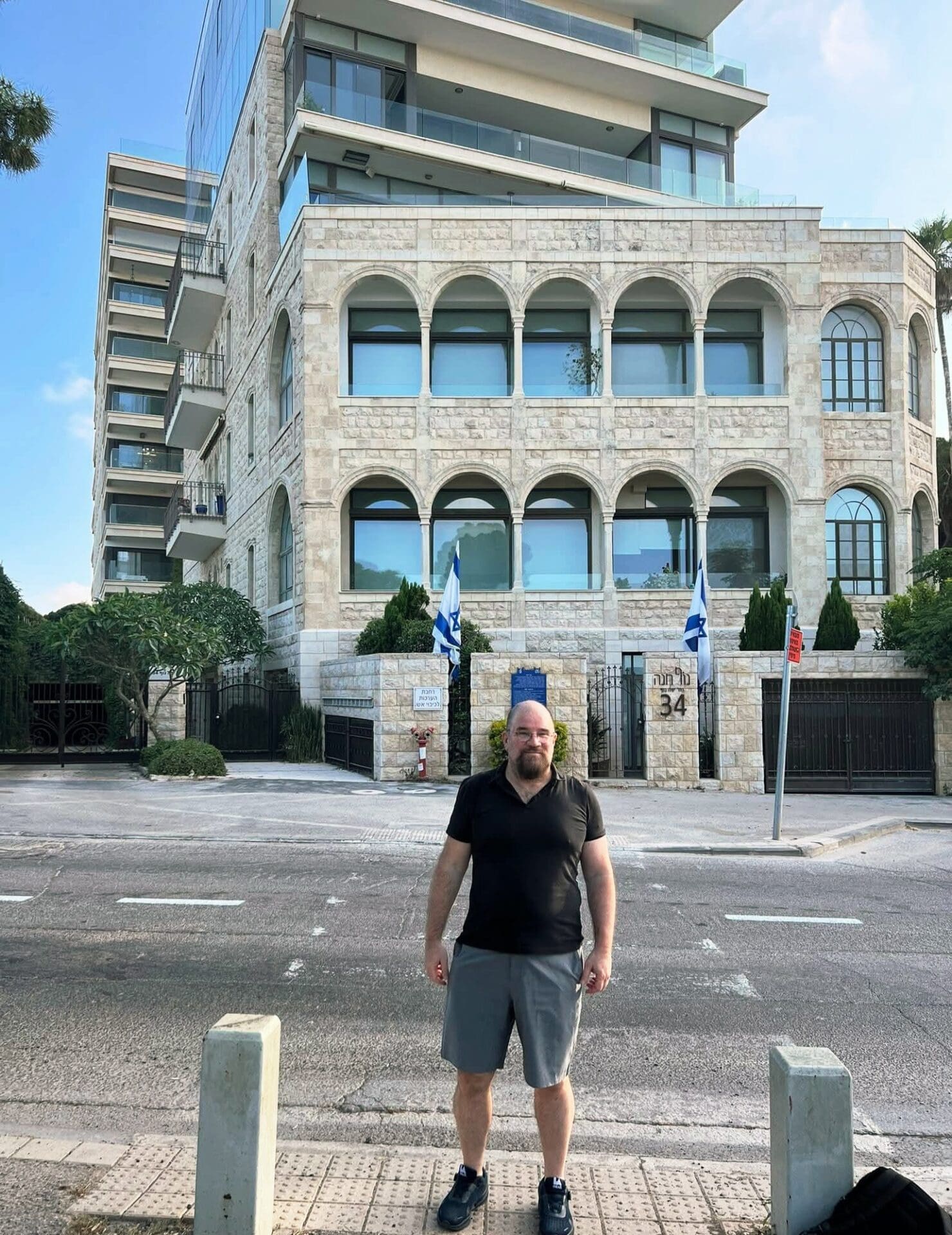 אלדד בק – מול מה שהיה בעבר "מלון הרצליה" אשר כיום הינו בית "נוף חנה" (צילום: אלבום פרטי, באדיבות משפ' אלדד בק)