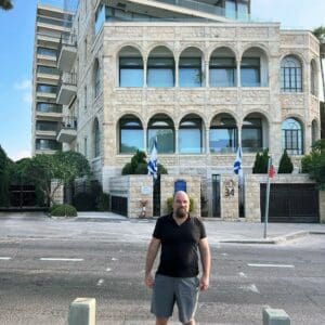Haipo News. Eldad Beck- Orientalist, writer and journalist living between the Carmel, Wadi Salib and Vienna Europe and the Middle Eaאלדד בק – מול מה שהיה בעבר "מלון הרצליה" אשר כיום הינו בית "נוף חנה" (צילום: אלבום פרטי, באדיבות משפ' אלדד בק)st 260626