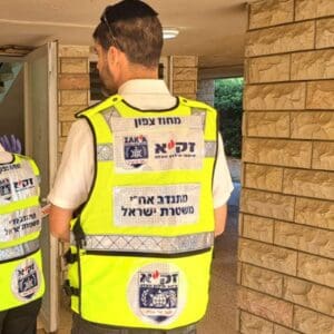 חדשות מחיפה – מתנדבי זק״א מחוז צפון, מטפלים בכבוד המת בזירה בה נמצאה צעירה ללא רוח חיים, בחיפה. 23/6/26 (צילום: דוברות זק״א)