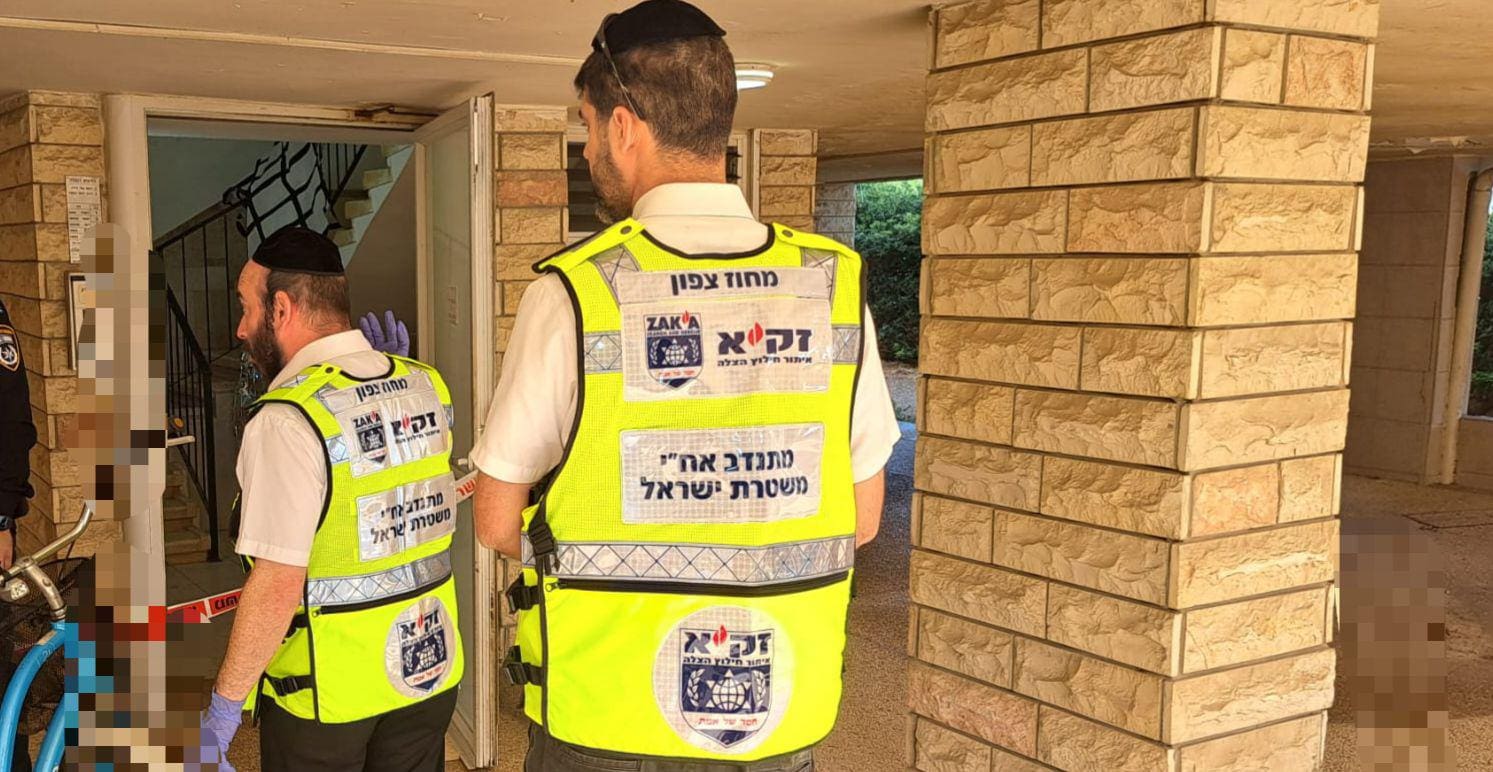 חדשות מחיפה - מתנדבי זק״א מחוז צפון, מטפלים בכבוד המת בזירה בה נמצאה צעירה ללא רוח חיים, בחיפה. 23/6/26 (צילום: דוברות זק״א)
