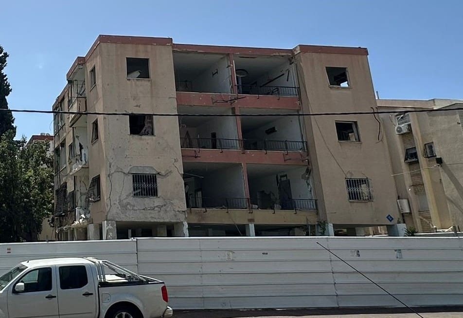 בניין שנפגע מטיל איראני ברחוב הגליל בחיפה (צילום: באדיבות חברת רה ניו)