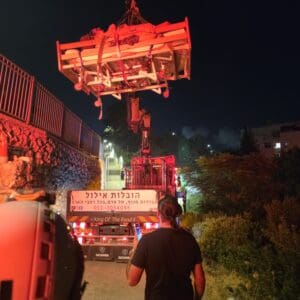 חילוץ מורכב בנשר: אישה כבדת משקל חולצה מדירתה באמצעות מנוף 23/6/26 (צילום: כבאות והצלה לישראל)