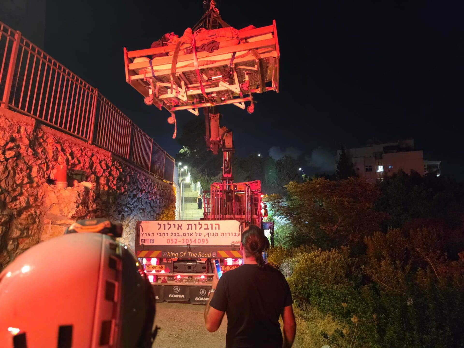 חילוץ מורכב בנשר: אישה כבדת משקל חולצה מדירתה באמצעות מנוף 23/6/26 (צילום: כבאות והצלה לישראל)