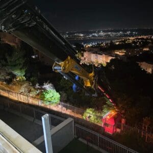 חילוץ מורכב בנשר: אישה כבדת משקל חולצה מדירתה באמצעות מנוף 23/6/26 (צילום: כבאות והצלה לישראל)