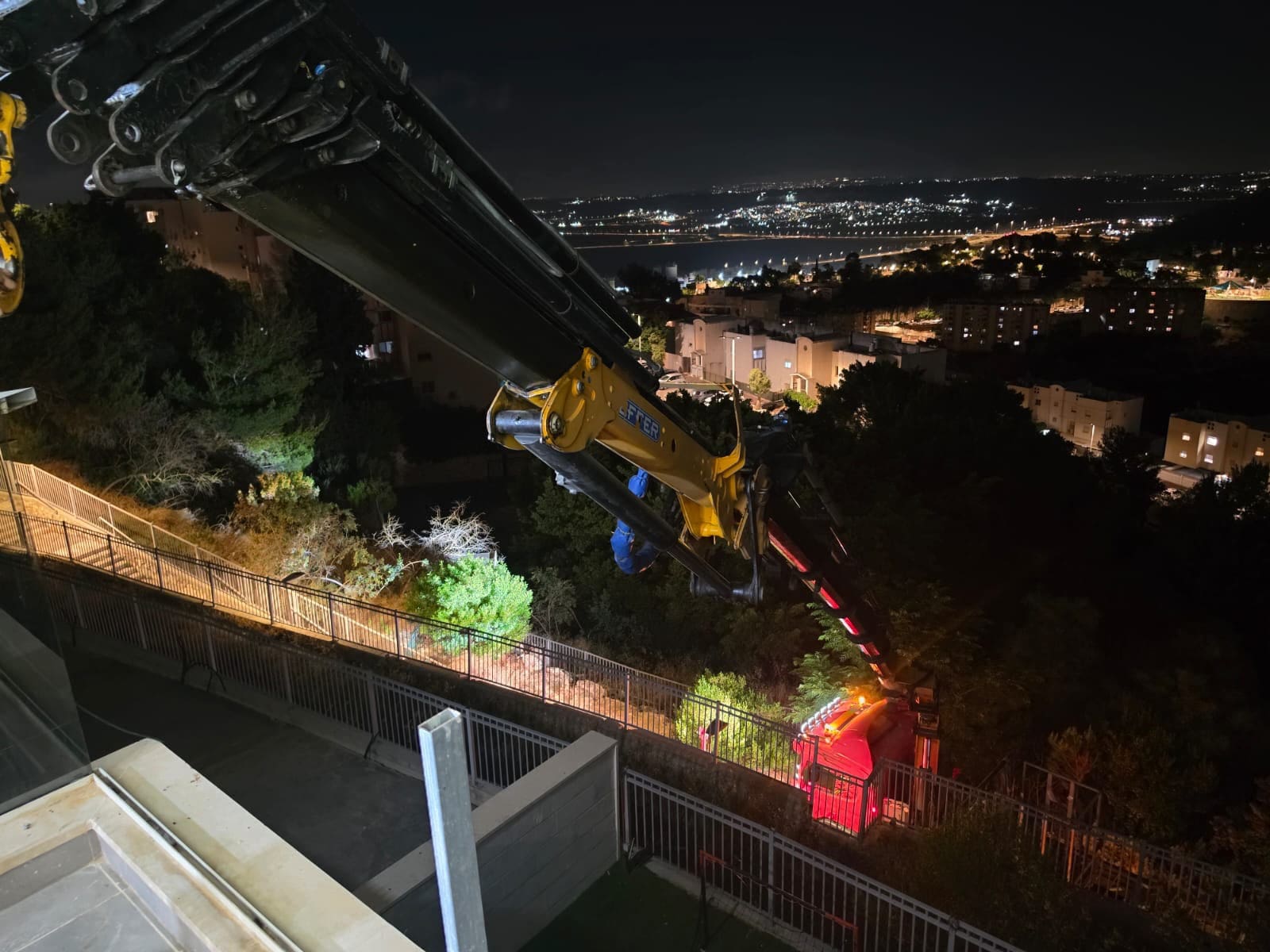 חילוץ מורכב בנשר: אישה כבדת משקל חולצה מדירתה באמצעות מנוף 23/6/26 (צילום: כבאות והצלה לישראל)
