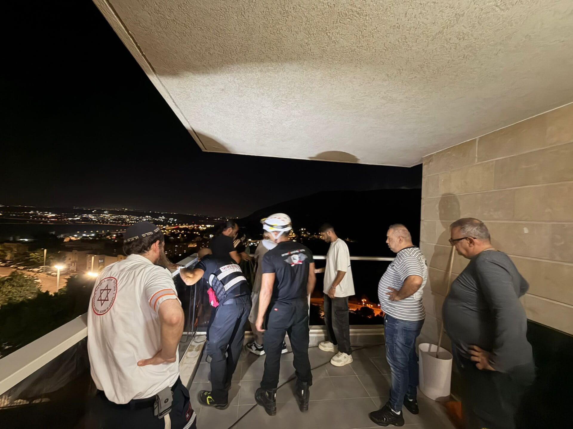 חילוץ מורכב בנשר: אישה כבדת משקל חולצה מדירתה באמצעות מנוף 23/6/26 (צילום: כבאות והצלה לישראל)
