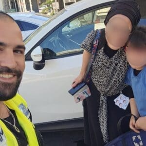 ילדה עם צרכים מיוחדים ננעלה ברכב בחיפה וחולצה בשלום על ידי מתנדבי ידידים 25/6/26 (צילום: ידידים)