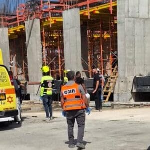 פועל נפצע באורח אנוש לאחר נפילה מגובה באתר בנייה בטירת הכרמל 25/6/26 (צילום: איחוד הצלה)