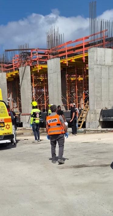 פועל נפצע באורח אנוש לאחר נפילה מגובה באתר בנייה בטירת הכרמל 25/6/26 (צילום: איחוד הצלה)