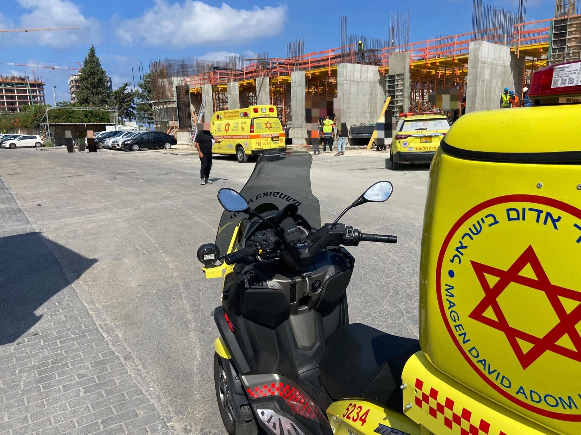 פועל נפל מגובה בטירת כרמל (צילום: מד"א)