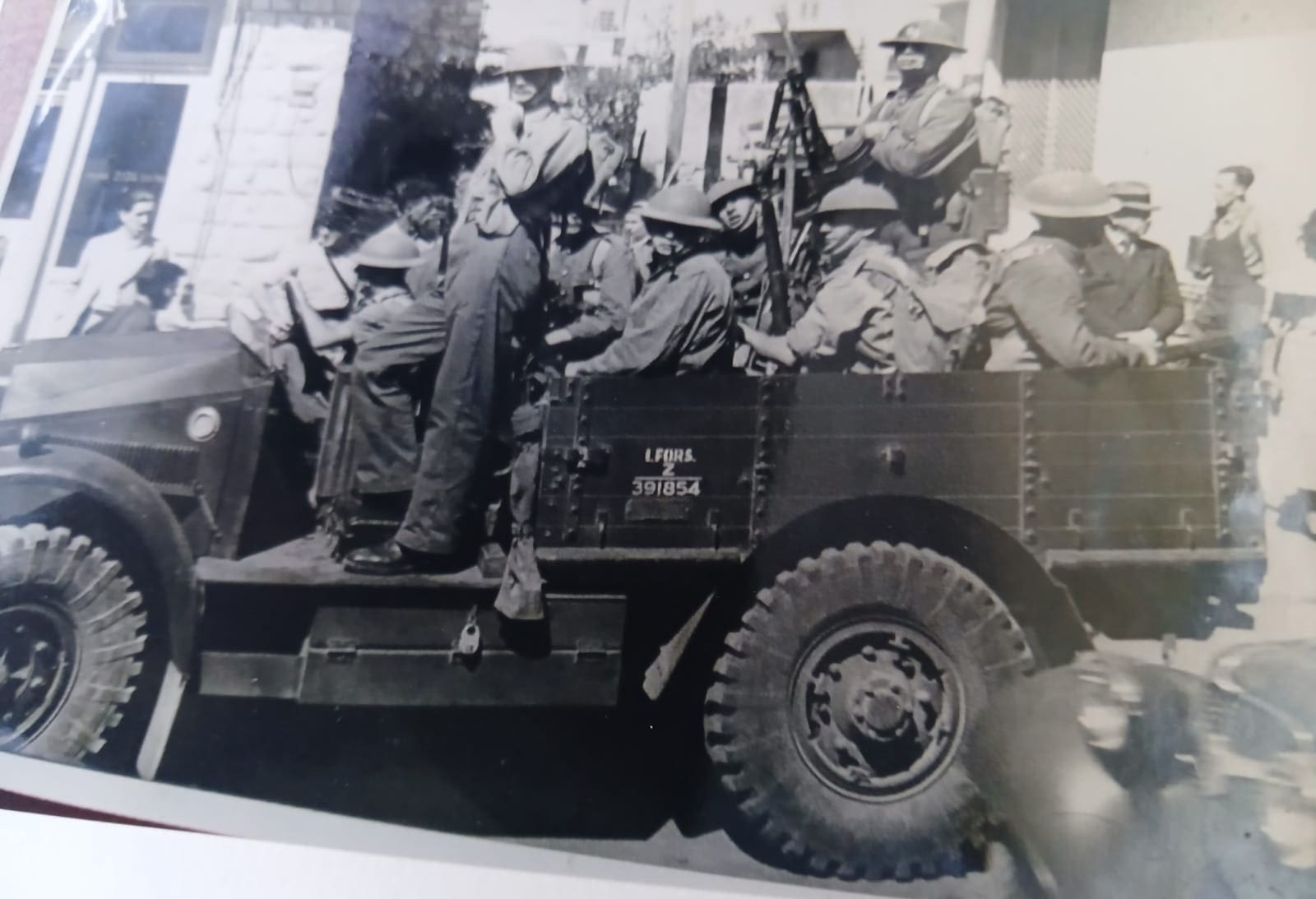 משנת 1946 החיפוש במשק יגור בשבת השחורה אחרי ליל הגשרים (צילום: אלבום פרטי)