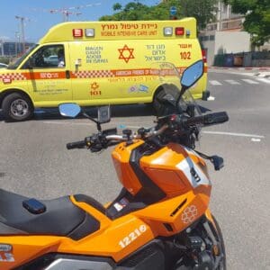 קרית מוצקין: הולכת רגל כבת 70 נפגעה מאופנוע – מצבה בינוני 25/6/26 (צילום: דוברות איחוד הצלה – מחוז צפון)