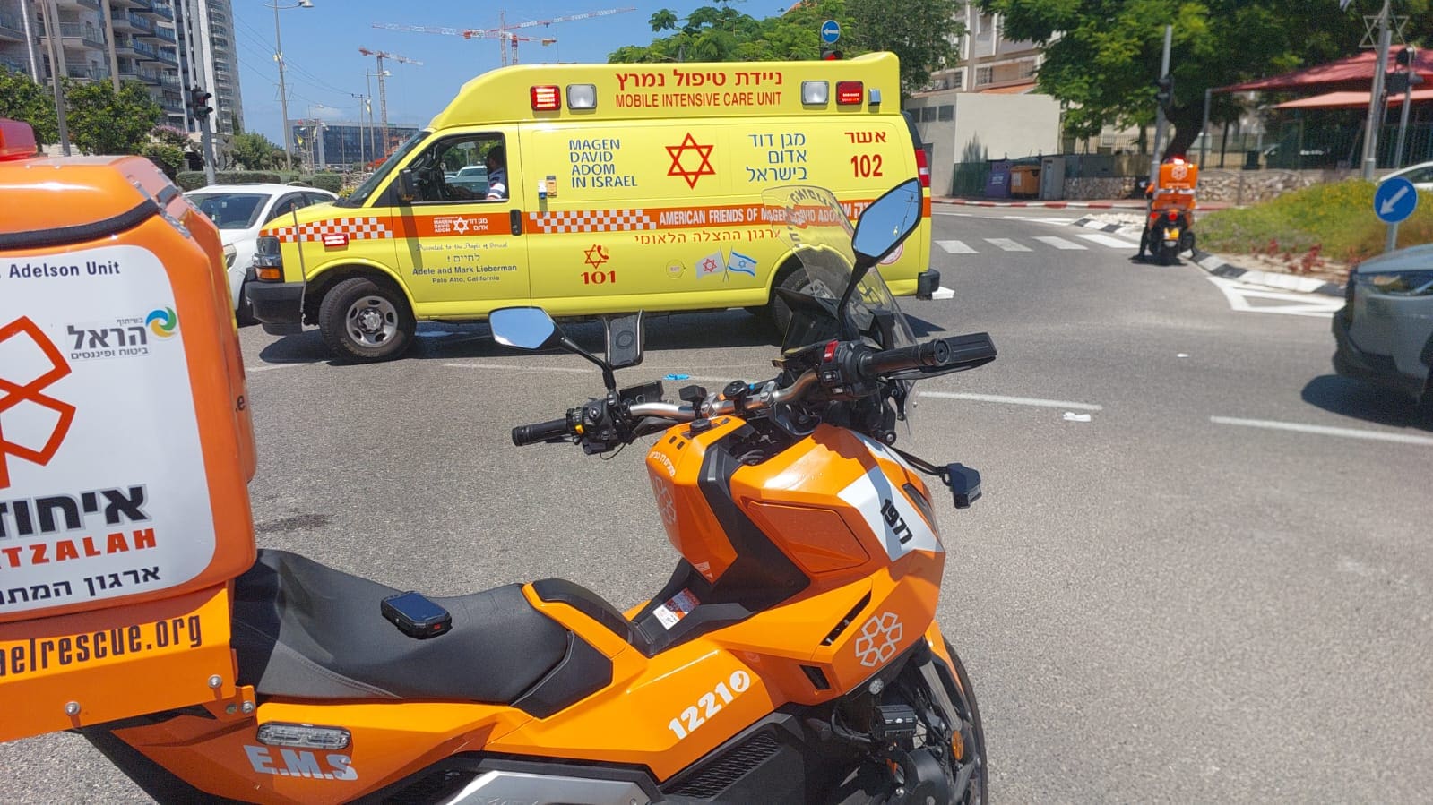 קרית מוצקין: הולכת רגל כבת 70 נפגעה מאופנוע – מצבה בינוני 25/6/26 (צילום: דוברות איחוד הצלה – מחוז צפון)