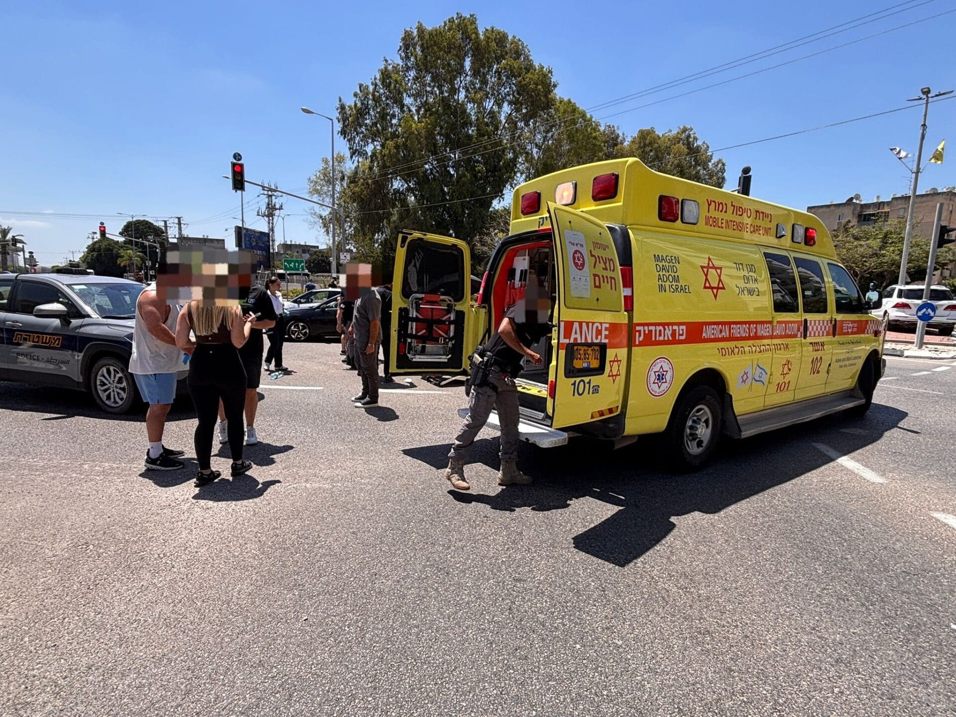 קרית מוצקין: הולכת רגל כבת 70 נפגעה מאופנוע – מצבה בינוני 25/6/26 (צילום: מד"א)