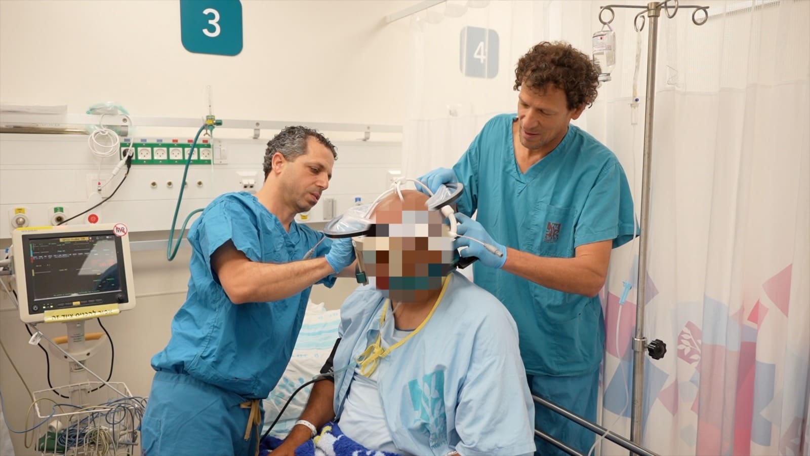 ד"ר אלון סיני, נוירופיזיולוג במחלקה לנוירוכירורגיה ברמב"ם (מימין) וד"ר ליאור לב-טוב, יחד עם ח', המטופל הישראלי הראשון (צילום: רמב״ם)