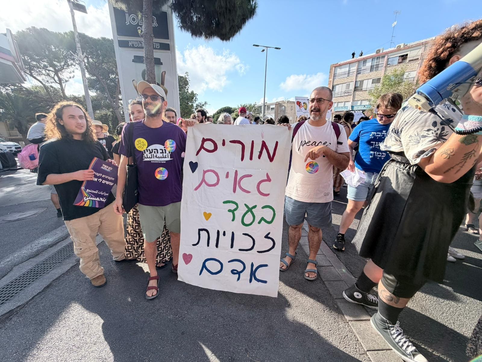 מצעד גאווה אלטרנטיבי בחיפה: המונים צעדו ברחובות ללא מימון עירוני 25/6/26