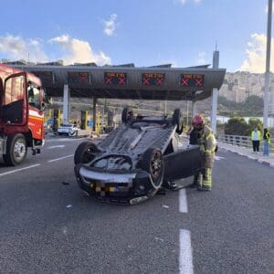 תאונה בכניסה למנהרות הכרמל: רכב התהפך, פצועים קל 25/6/26 (צילום: איחוד הצלה)