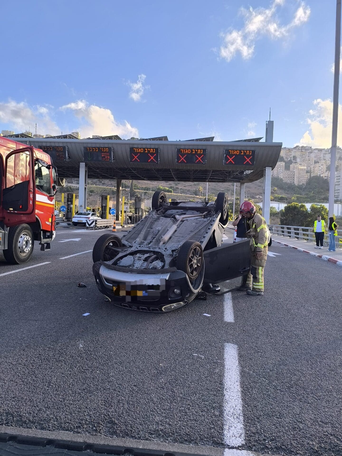 תאונה בכניסה למנהרות הכרמל: רכב התהפך, פצועים קל 25/6/26 (צילום: איחוד הצלה)