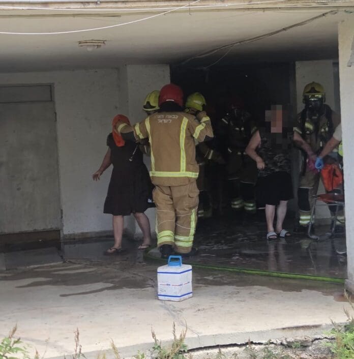 שריפה בבניין מגורים בקריית אתא: 12 נפגעים פונו לבית החולים 26/6/26 (צילום: כבאות והצלה)