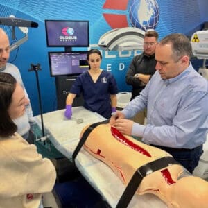 ד"ר ארסן עם צוות כרמל בעבודה על המערכת החדשה (צילום: ביה"ח כרמל)