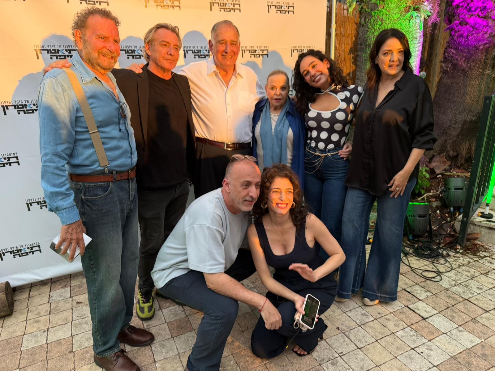 עומדים מימין לשמאל: דפנה דקל, נועם קליינשטיין, גילה אלמגור, יונה 
   יהב, אייל בוחבוט, דודו פישר. כורעים: רוני דלומי, משה קפטן (צילום: אורי שרון)