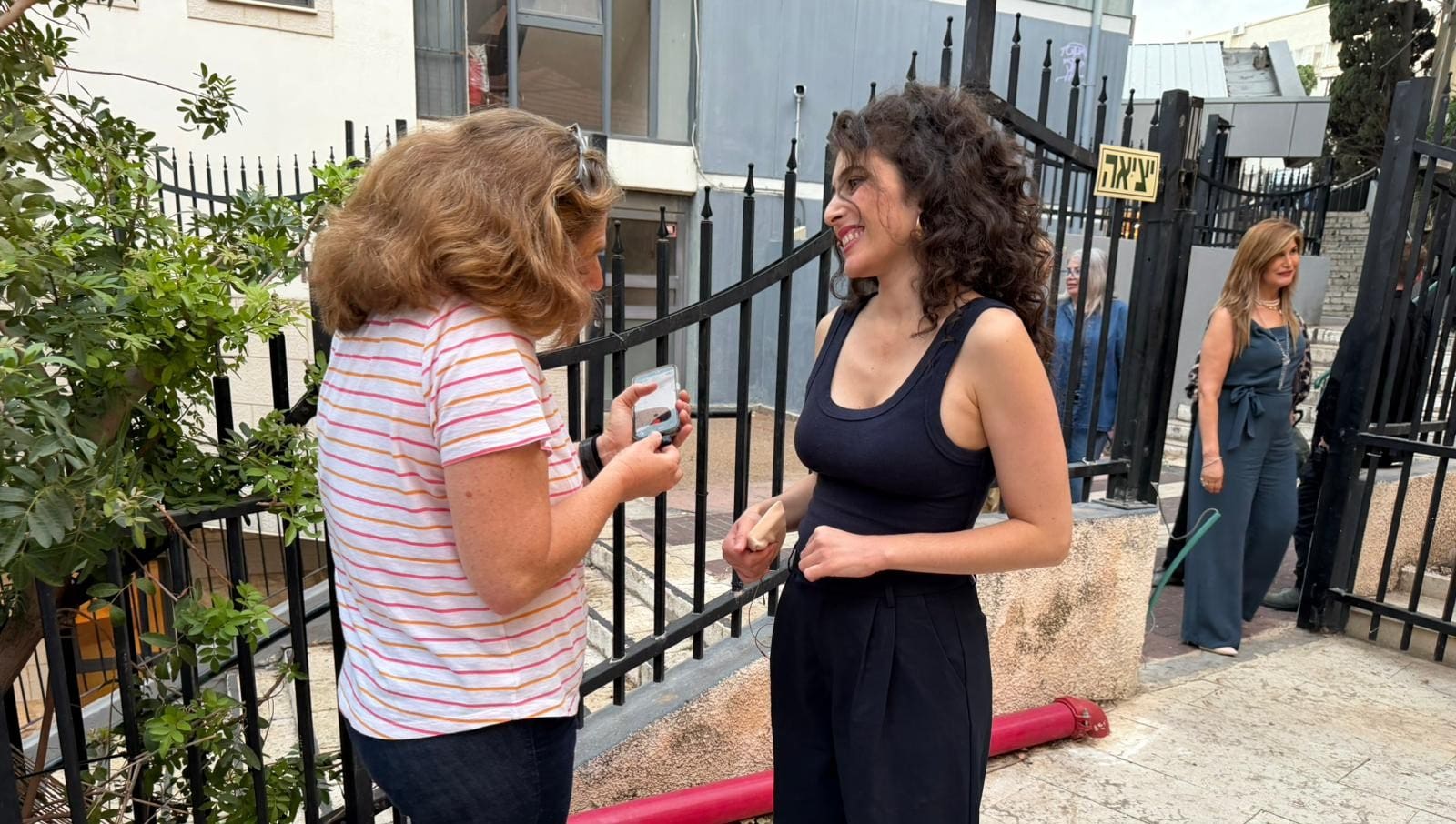  רוני דלומי (מימין) וחברה (צילום: אורי שרון)