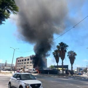 שריפה גדולה במגרש גרוטאות בחיפה – מספר כלי רכב עלו באש – דוברות כבאות והצלה לישראל | מחוז חוף 29/6/26 (צילום: איתמר גלילי)