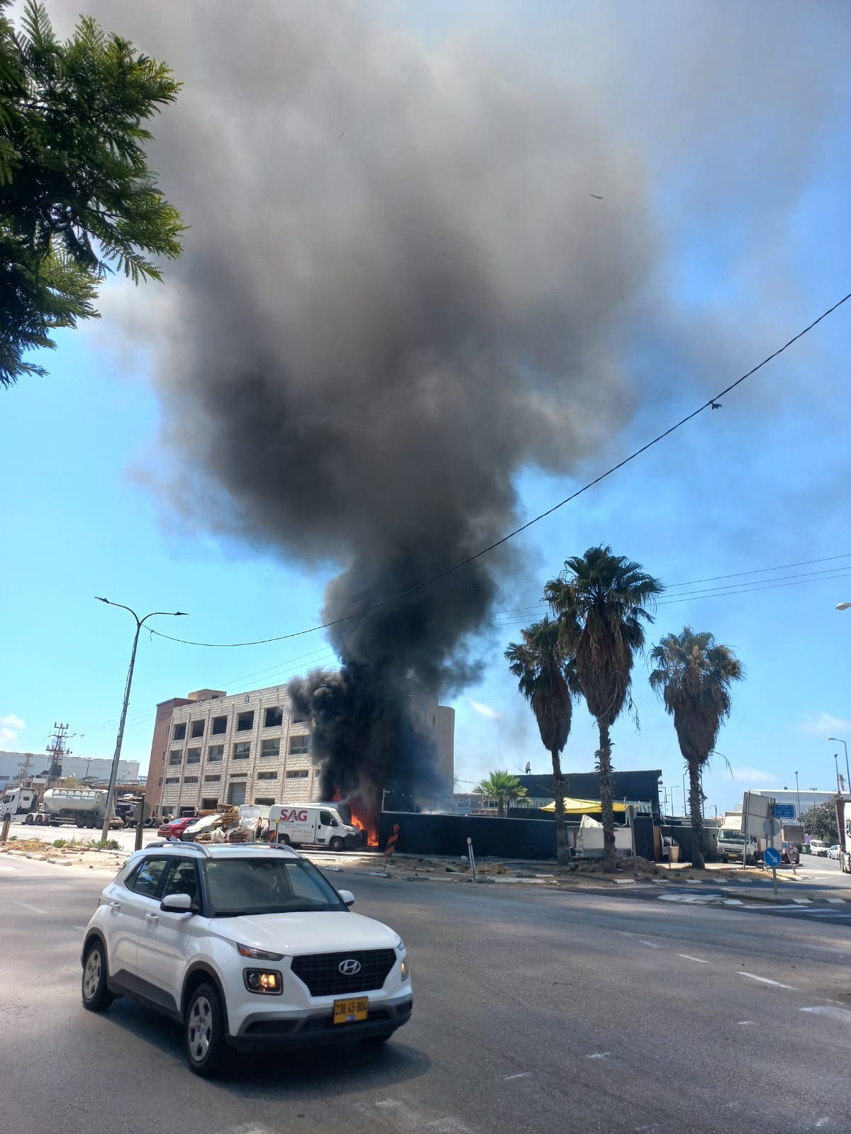 שריפה גדולה במגרש גרוטאות בחיפה – מספר כלי רכב עלו באש - דוברות כבאות והצלה לישראל | מחוז חוף 29/6/26 (צילום: איתמר גלילי)