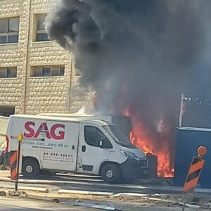 שריפה גדולה במגרש גרוטאות בחיפה – מספר כלי רכב עלו באש - דוברות כבאות והצלה לישראל | מחוז חוף 29/6/26 (צילום: איתמר גלילי)