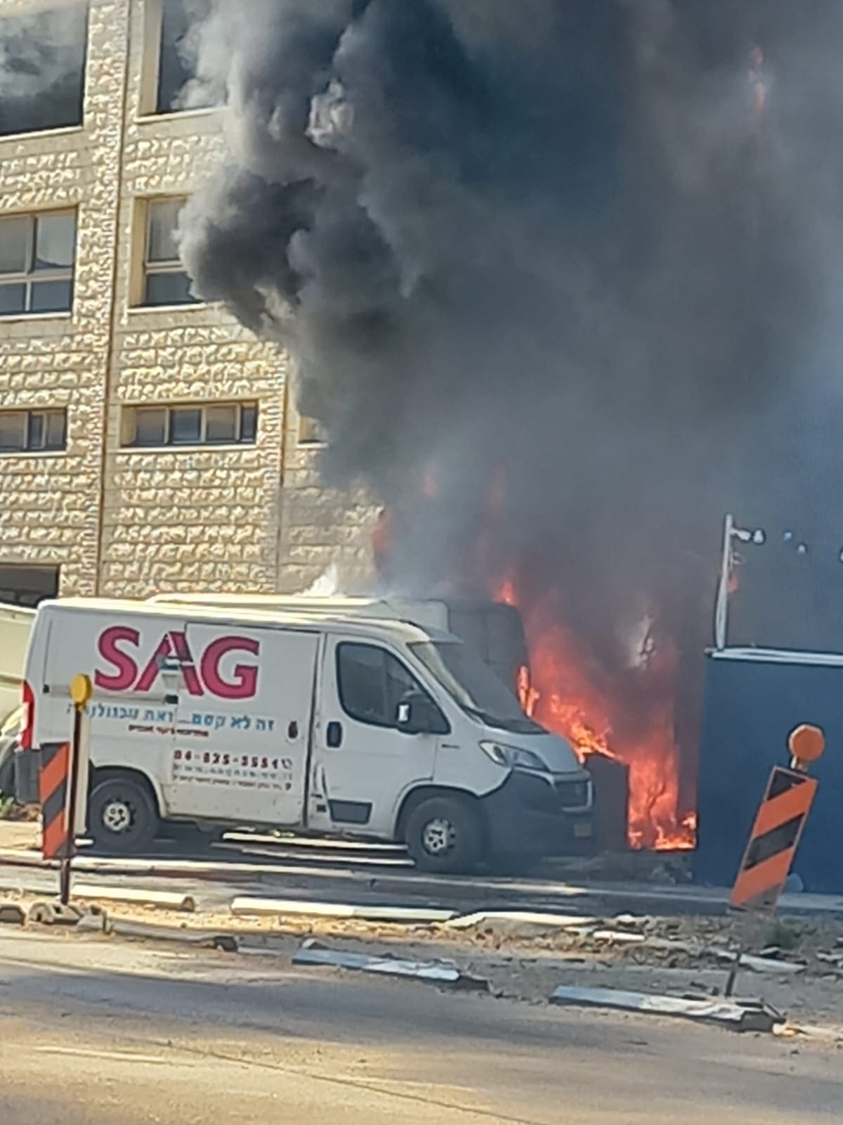 שריפה גדולה במגרש גרוטאות בחיפה – מספר כלי רכב עלו באש - דוברות כבאות והצלה לישראל | מחוז חוף 29/6/26 (צילום: איתמר גלילי)