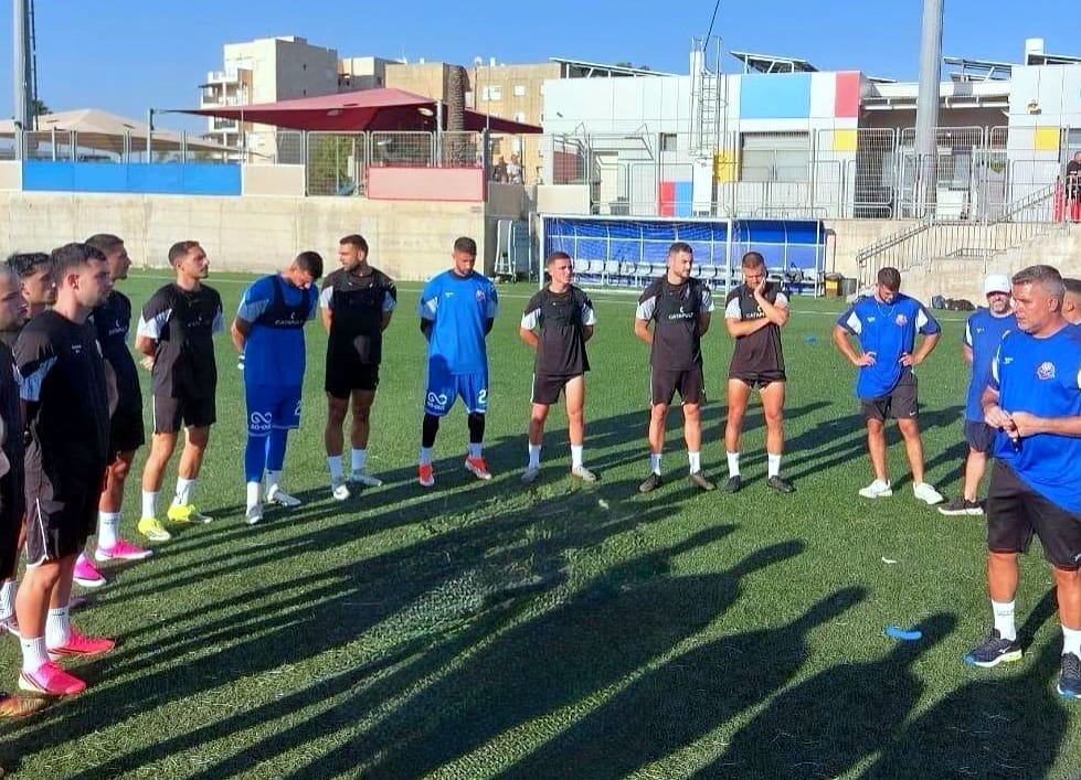 שחקני הפועל חיפה באימון הבכורה במגרש בקריית ים (צילום: מועדון הכדורגל הפועל חיפה).