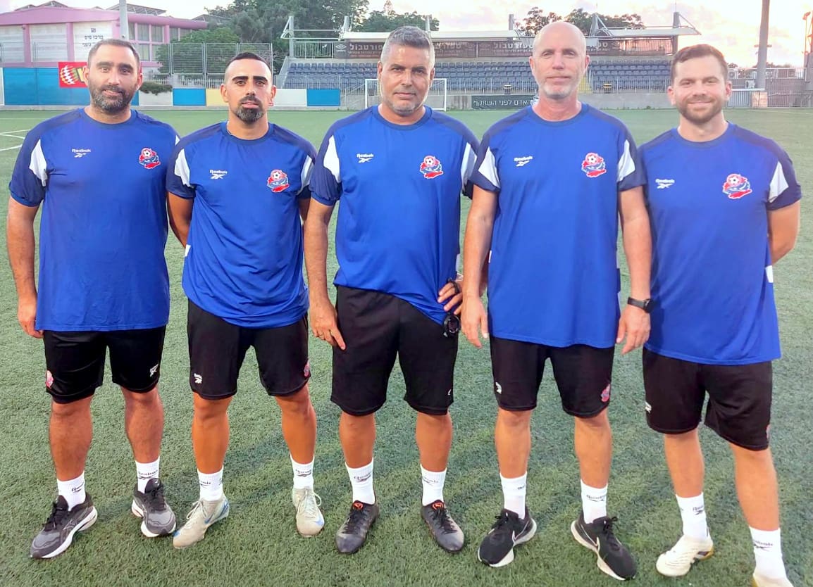 במרכז מאמן הקבוצה חיים סילבס עם צוות האימון של הפועל חיפה (צילום: מועדון הכדורגל הפועל חיפה). 
