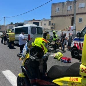 רוכב גלגינוע (קורקינט חשמלי) שנפגע מרכב בשד' ירושלים בקריית ים. (צילום: מד"א)