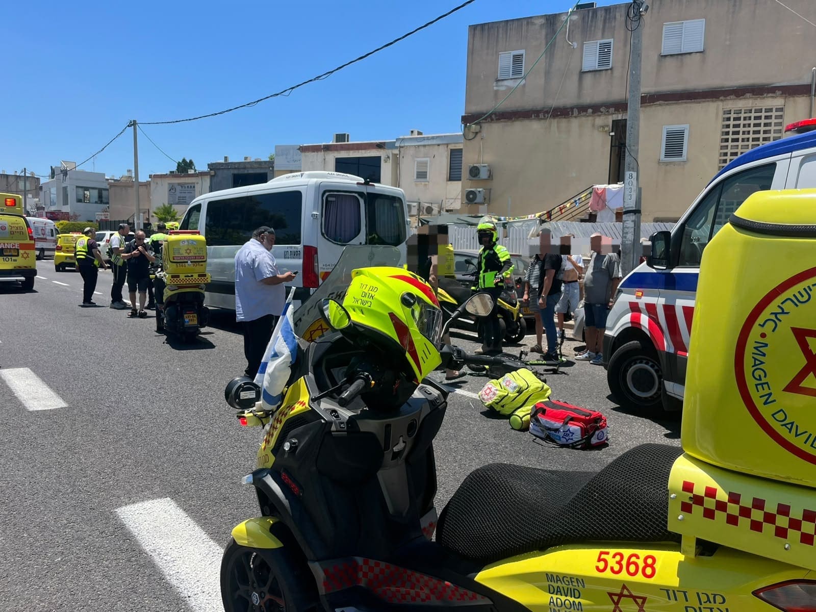 רוכב גלגינוע (קורקינט חשמלי) שנפגע מרכב בשד' ירושלים בקריית ים. (צילום: מד
