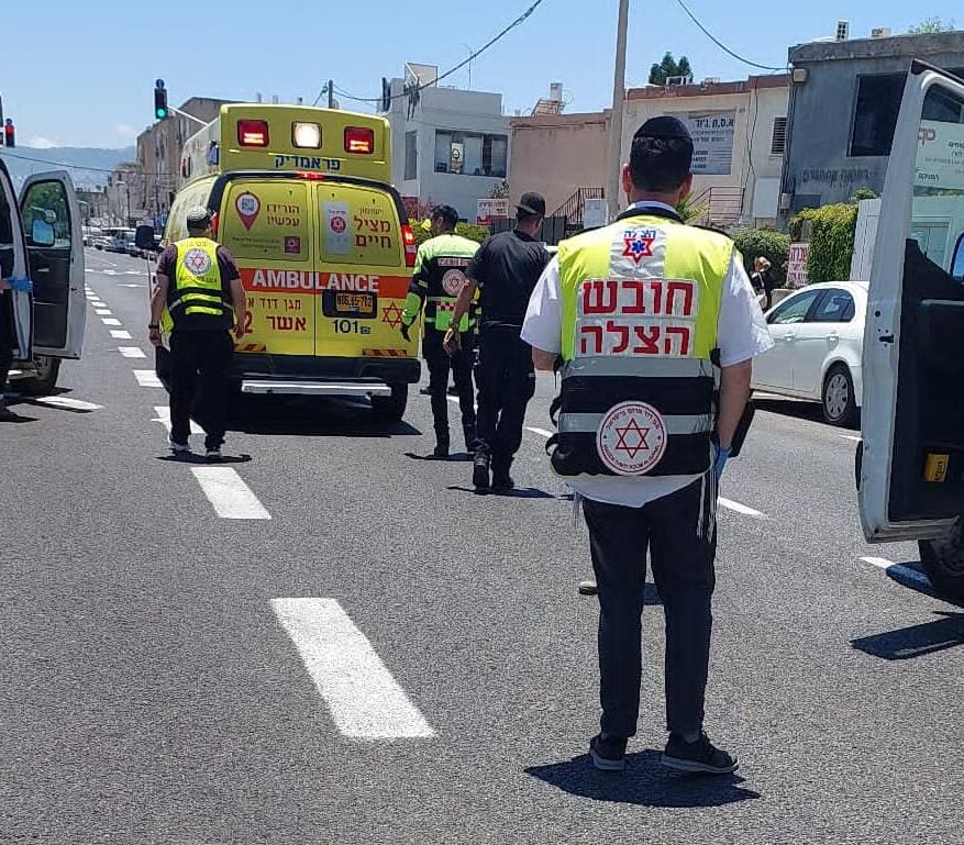 רוכב גלגינוע (קורקינט חשמלי) שנפגע מרכב בשד' ירושלים בקריית ים. (צילום: ארגון הצלה)