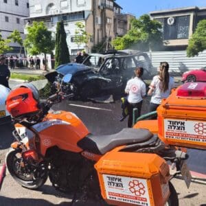 רכב התפוצץ בשדרות אח״י אילת בקריית חיים – גבר נמצא מחוסר הכרה 30/6/26 (צילום:איחוד הצלה)