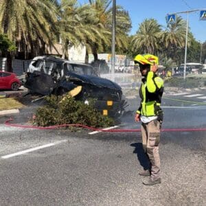 רכב התפוצץ בשדרות אח״י אילת בקריית חיים – גבר נמצא מחוסר הכרה – רכב התפוצץ 30/6/26 (צילום: מד״א)