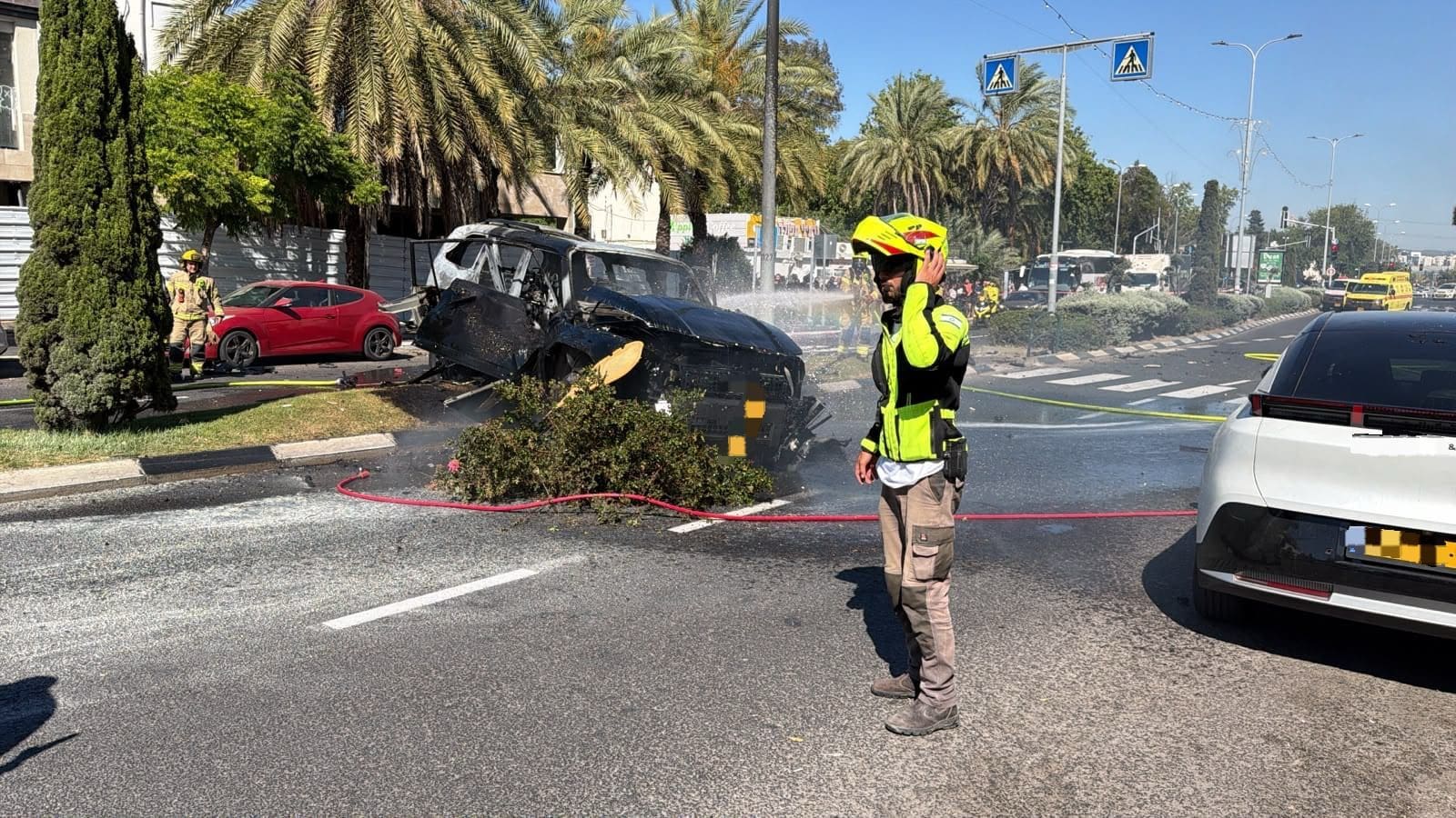 רכב התפוצץ בשדרות אח״י אילת בקריית חיים – גבר נמצא מחוסר הכרה - רכב התפוצץ 30/6/26 (צילום: מד״א)