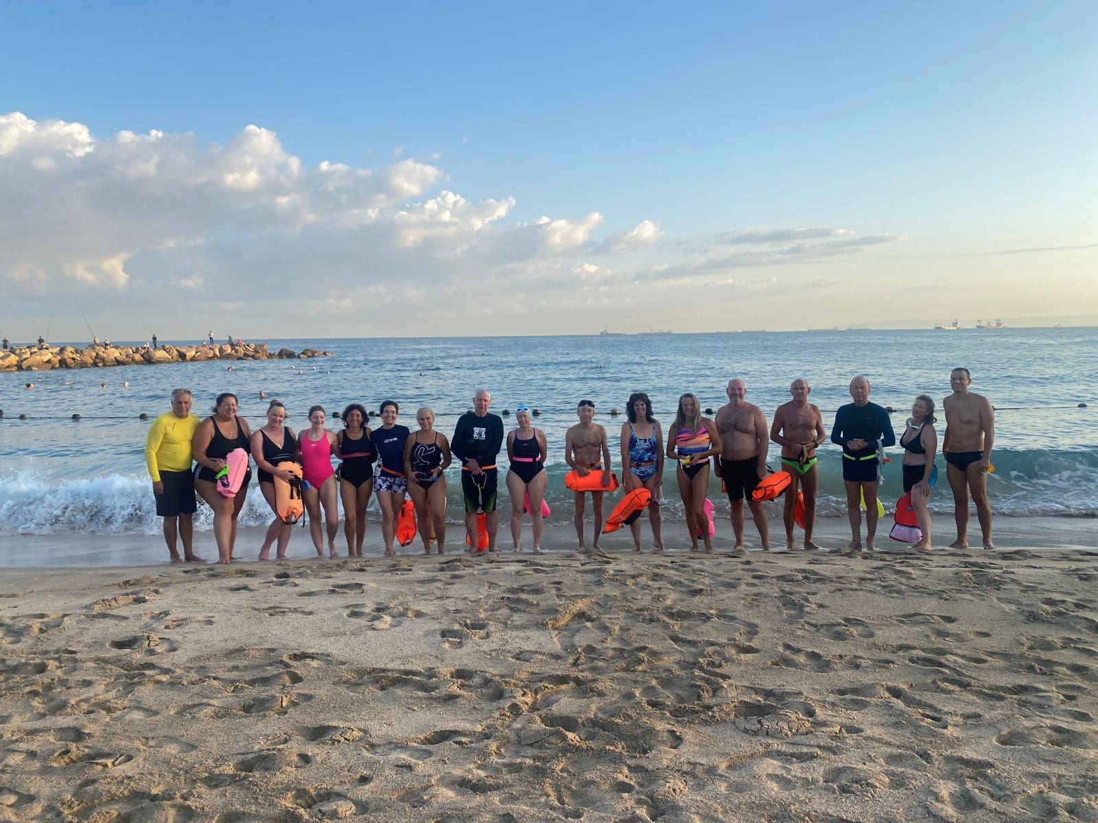 שחייני המים הפתוחים בבת גלים (צילום::ארתור מיצנר)