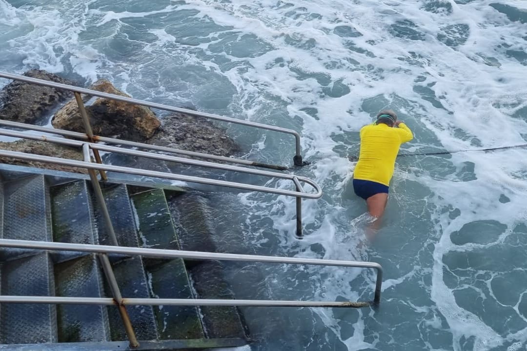 שחיין מים פתוחים בבת גלים (צילום: יואב יוקי כהן)