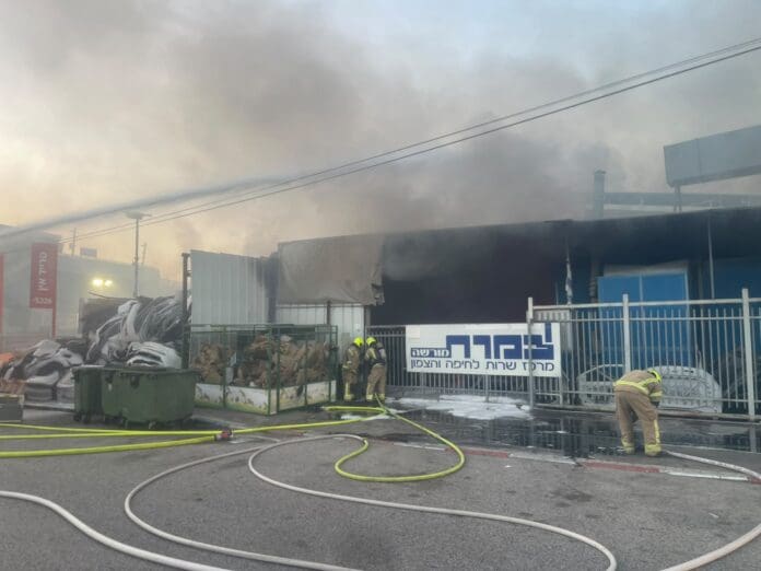 שלושה רכבים בוערים בחניון מוסך בצ'ק פוסט (צילום: כבאות והצלה) שלושה רכבים בוערים בחניון מוסך בצ'ק פוסט (צילום: כבאות והצלה)