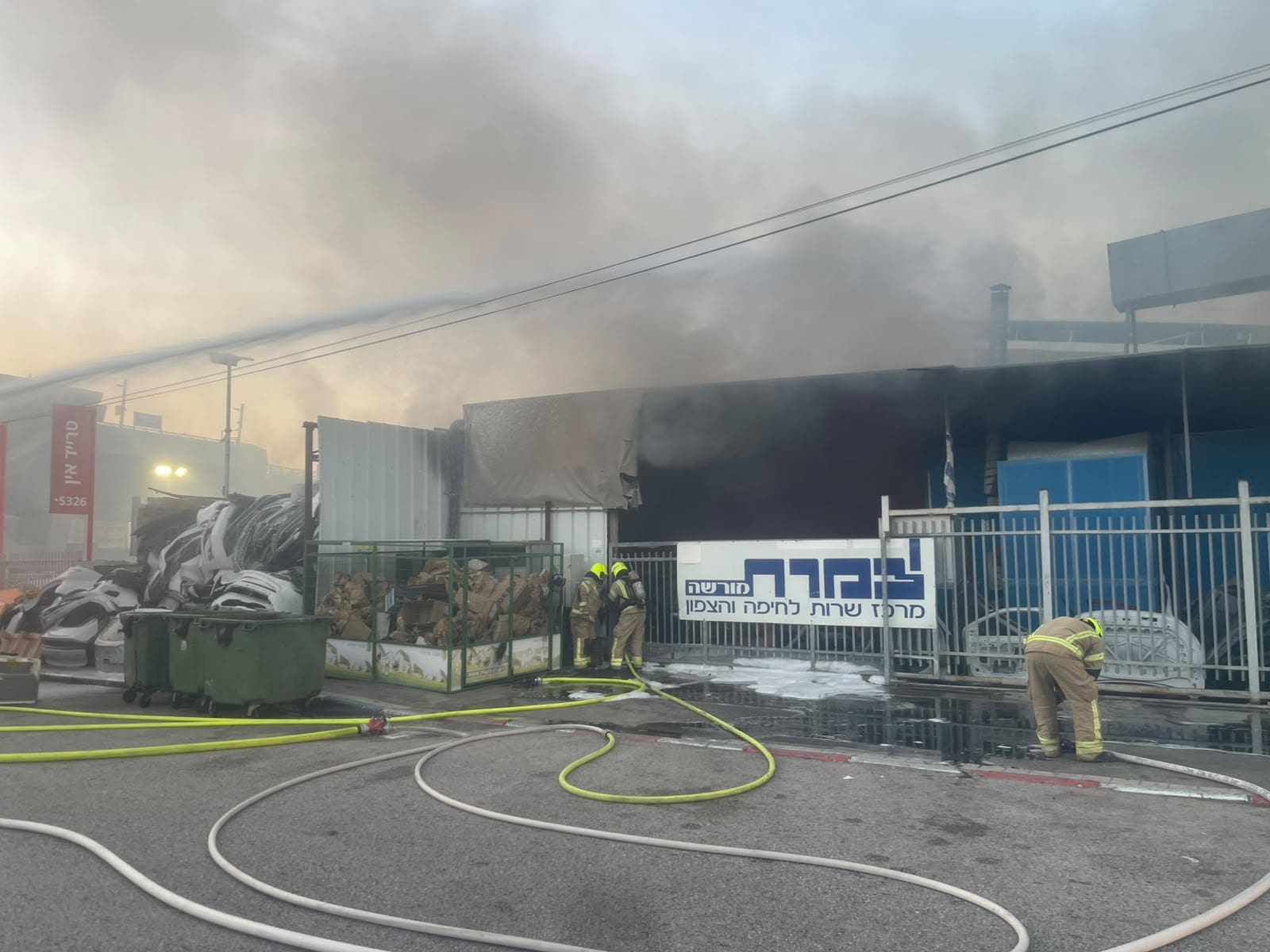 שלושה רכבים בוערים בחניון מוסך בצ'ק פוסט (צילום: כבאות והצלה)