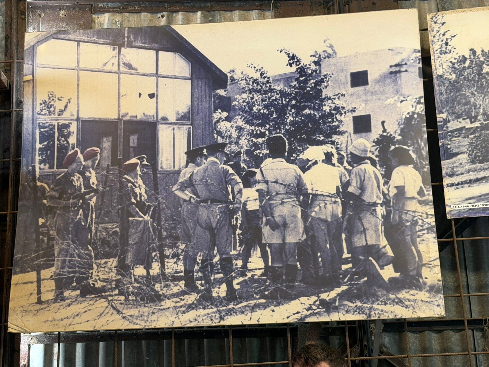תמונות בצריף של פשיטית האנגלים על קיבוץ יגור (צילום: אורי שרון)