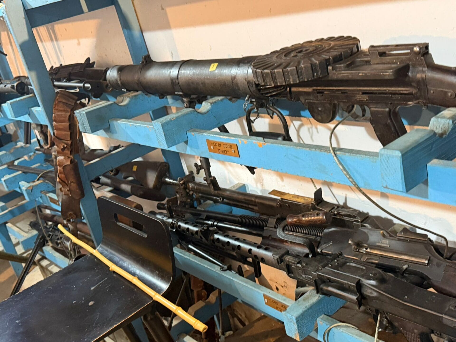 כלי נשק בסליק התת קרקעי (צילום: אורי שרון)