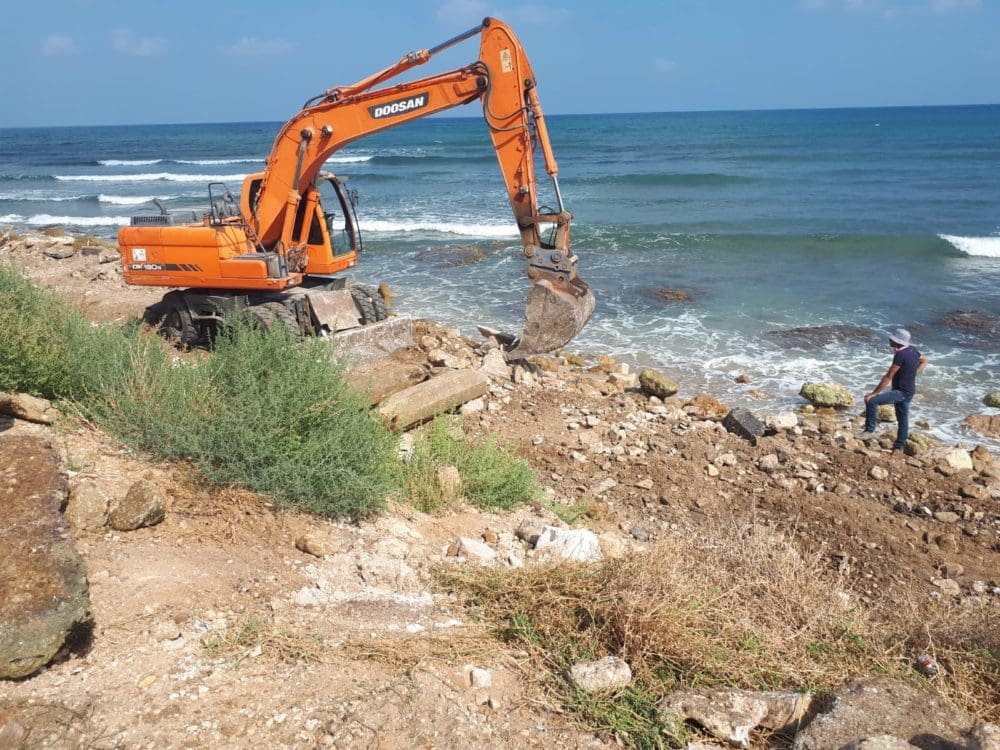 דחפור מבצע עבודות עפר בחוף הכנסיה וראש הכרמל על ידי עיריית חיפה – יולי 2019  - הדורבן הוסר  (צילום: ירון כרמי)