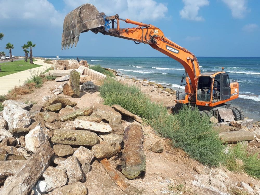 דחפור מבצע עבודות עפר בחוף הכנסיה וראש הכרמל על ידי עיריית חיפה – יולי 2019  - הדורבן הוסר  (צילום: ירון כרמי)