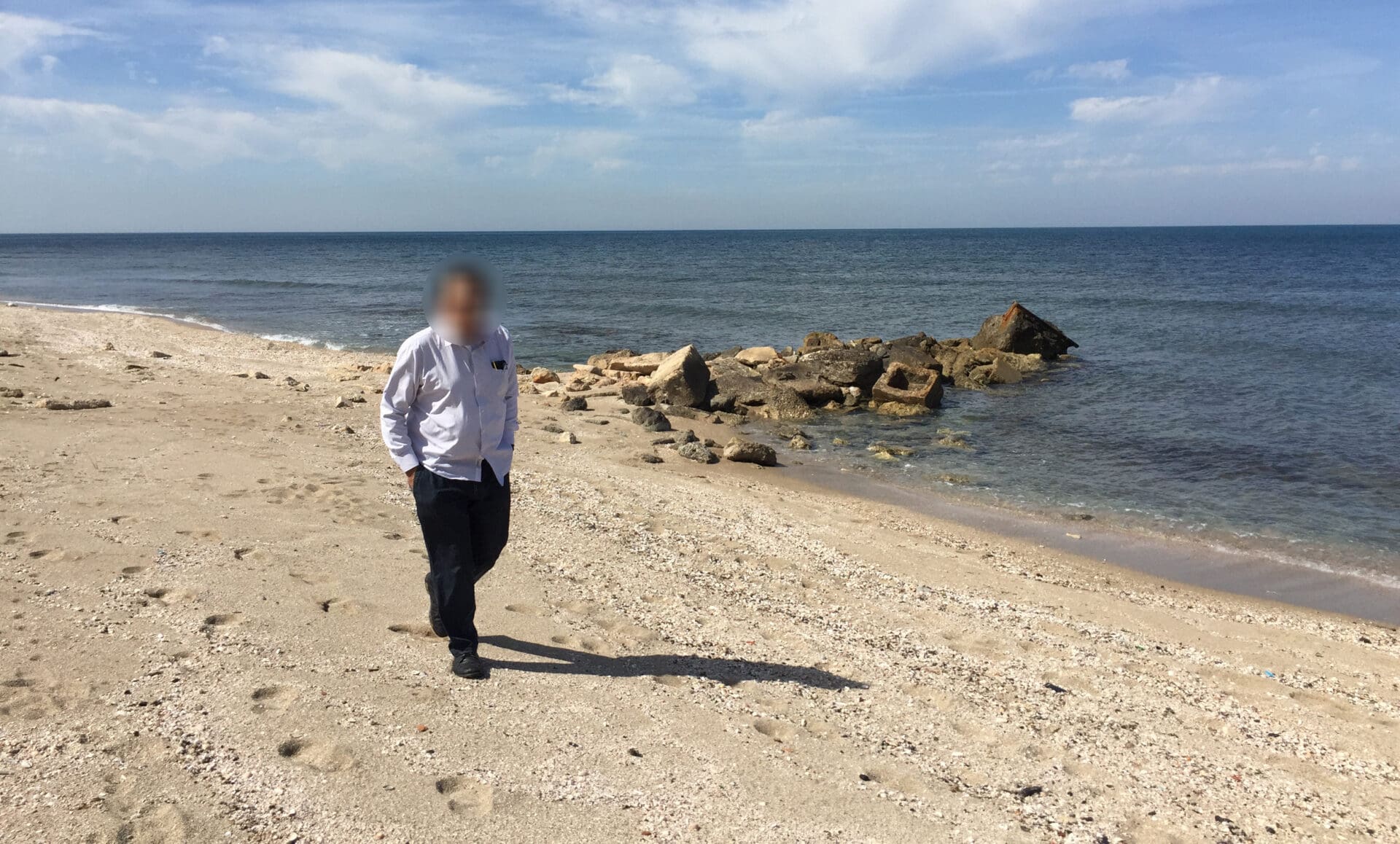 הדורבן אשר החזיק אלפי טונות של חול וגם את יציבות החוף הנושק  לטיילת שקמונה - מבט מצפון לדרום - שנת 2017 (צילום: ירון כרמי)