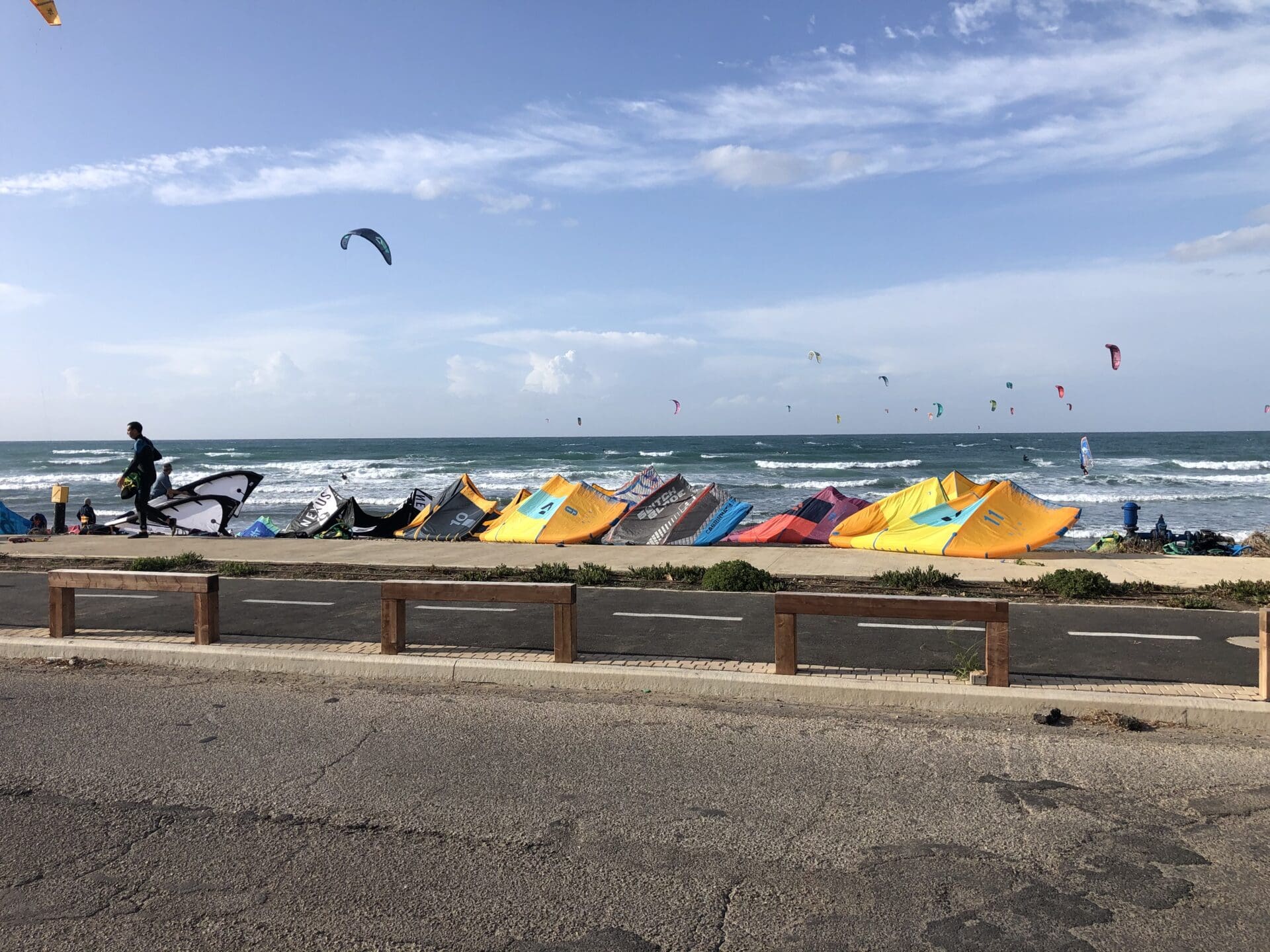גולשי קייטסרפינג בחוף הכנסיה לפני שנהרס (צילום - מרום בן אריה)